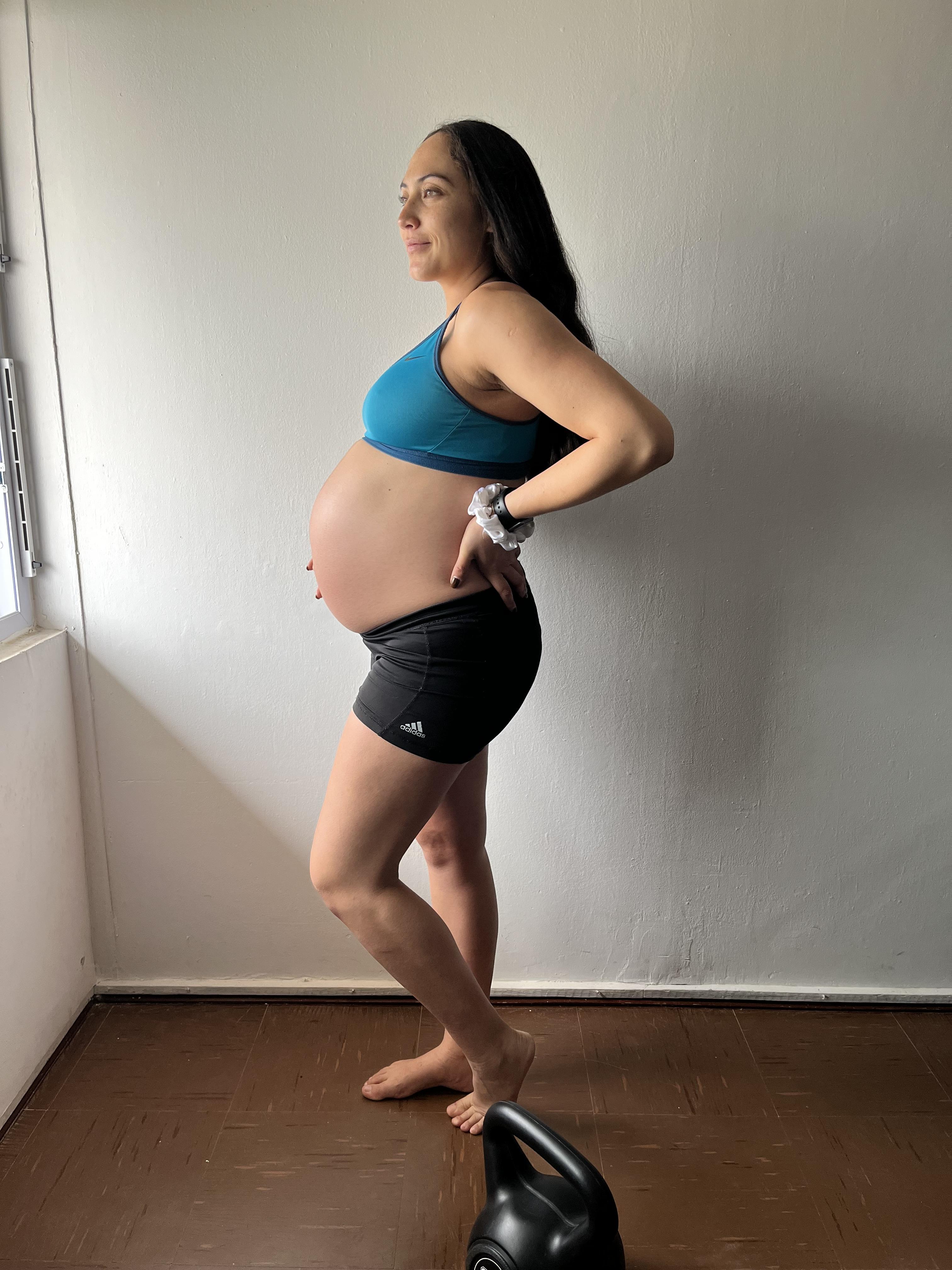 Maite embarazada junto a una pesa kettlebell